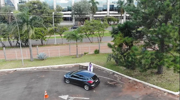 Covid-19: padre faz confissão de fiéis drive-thru na Asa Norte