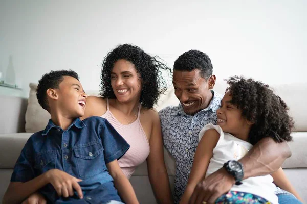 Foto colorida de uma família negra - Metrópoles