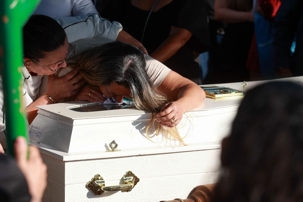 A mãe de Valentina estava totalmente abalada pela perda da filha A mãe de Valentina estava totalmente abalada pela perda da filha