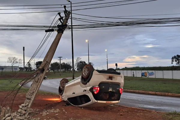 Motorista capota carro e derruba poste próximo ao Autódromo de Brasília