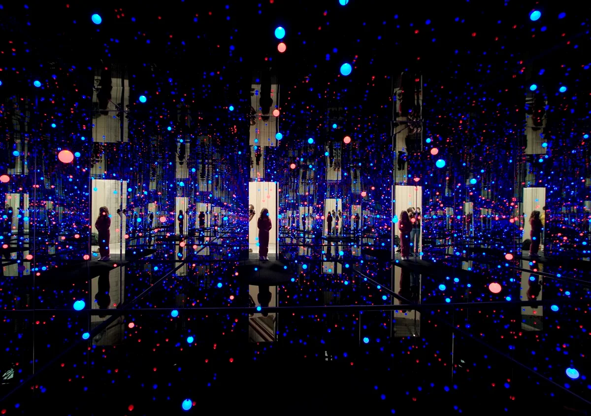 Um visitante observa "Gleaming Lights of the Soul" (Luzes Cintilantes da Alma), uma instalação de técnica mista da veterana artista japonesa Yayoi Kusama, em exibição na Pilkington's — um dos locais da Bienal de Liverpool de 2008 Um visitante observa "Gleaming Lights of the Soul" (Luzes Cintilantes da Alma), uma instalação de técnica mista da veterana artista japonesa Yayoi Kusama, em exibição na Pilkington's — um dos locais da Bienal de Liverpool de 2008
