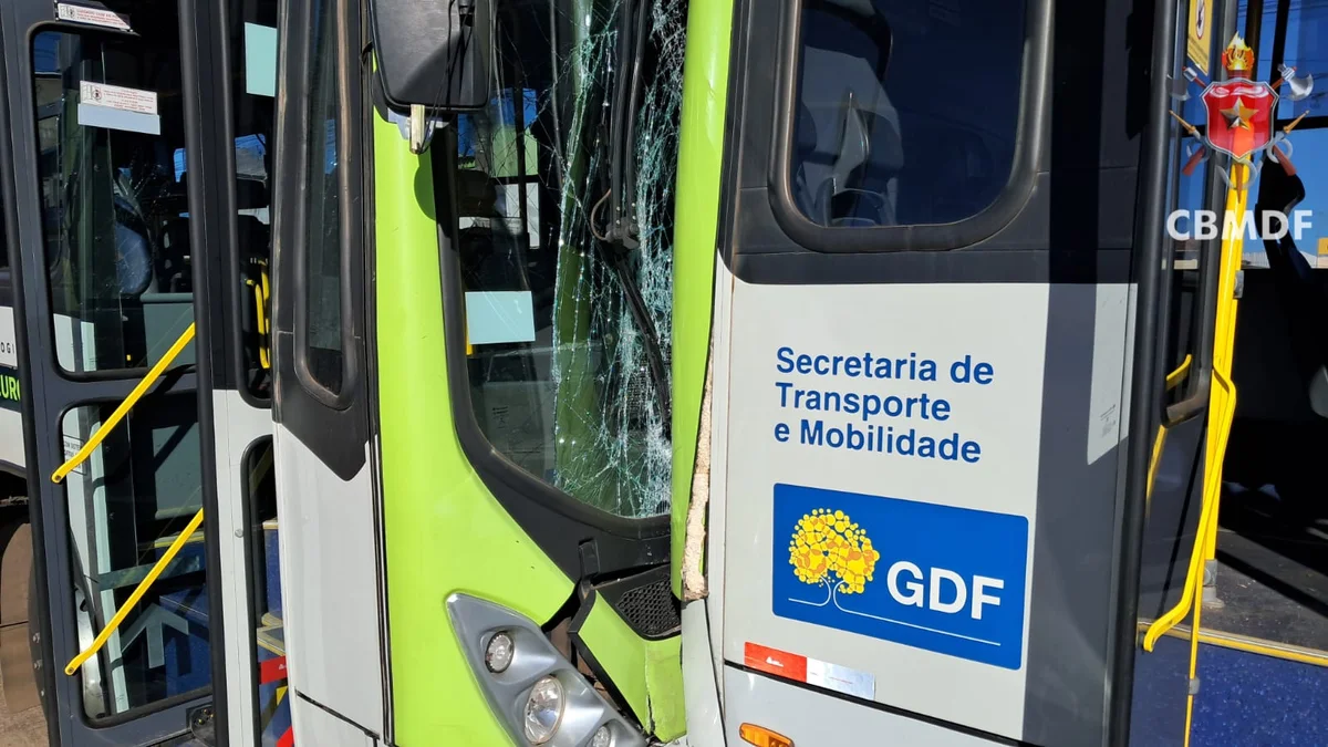 Os vidros ficaram totalmente destruídos Os vidros ficaram totalmente destruídos