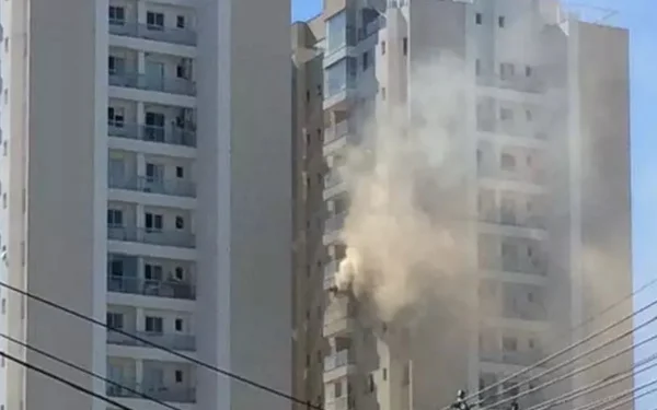 Bombeiros combatem incêndio em apartamento em Goiânia