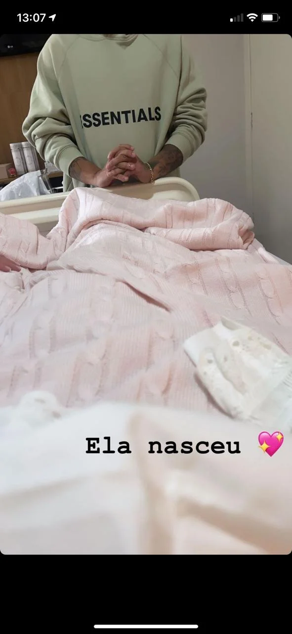 Zé Felipe e Virgínia usaram as redes sociais para confirmar a chegada da filha Zé Felipe e Virgínia usaram as redes sociais para confirmar a chegada da filha