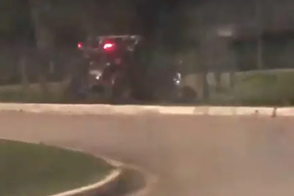 Carro faz “rali” em canteiro central do Lago Norte