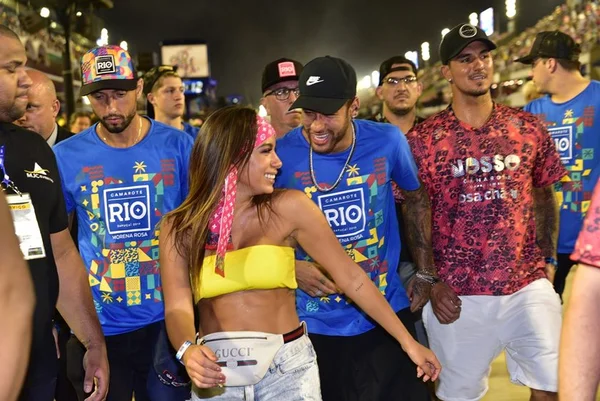 Novo casal? Anitta e Neymar teriam se beijado em camarote da Sapucaí