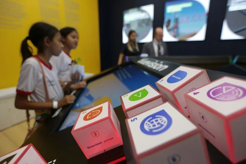 No stand Bluevision, é possível acessar de forma interativa ideias e atitudes sustentáveis. Isso é feito por meio do manuseio de cubos que dão acesso aos conteúdos nas telas de LED No stand Bluevision, é possível acessar de forma interativa ideias e atitudes sustentáveis. Isso é feito por meio do manuseio de cubos que dão acesso aos conteúdos nas telas de LED