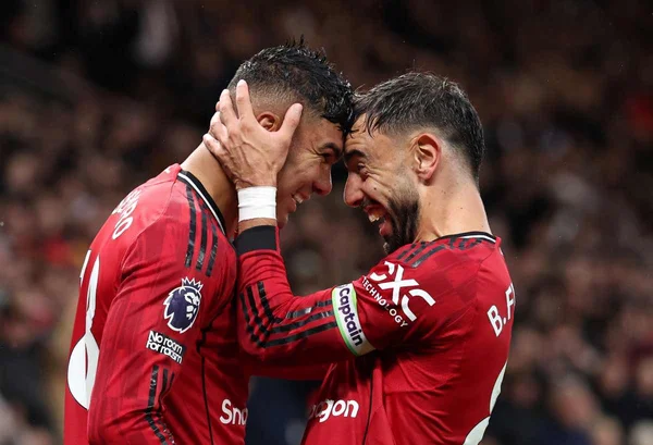 Casemiro marca gol, é expulso e United bate Chelsea por 2 x 1