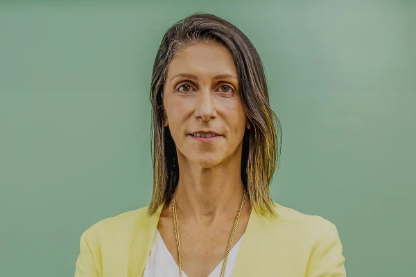 Imagem colorida mostra Andrezza Rosalém Vieira, mulher branca, de cabelos castanho claro com pontas loiras, vestindo blazer amarelo e camisa branca, em imagem dos ombros para cima; ela é nova secretária no governo Tarcísio - Metrópoles