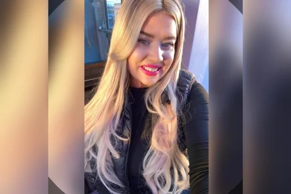 Foto selfie de Amber Ford que convive com aneurismas que podem matá-la a qualquer momento