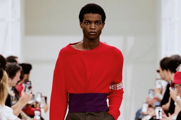 foto com cor. looks masculinos paris fashion week - metrópoles