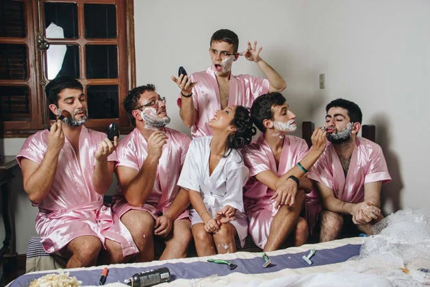 Noiva faz ensaio fotográfico hilário com amigos no lugar das madrinhas - imagem 4 Noiva faz ensaio fotográfico hilário com amigos no lugar das madrinhas - imagem 4