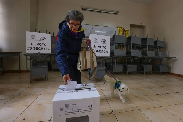 Foto colorida de mulher votando durante a eleição presidencial de 13 de abril de 2025 em Quito, Equador