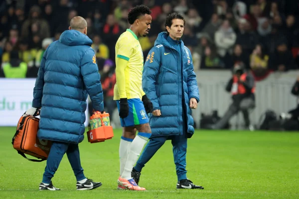 Imagem Éder Militão sai de campo lesionado em Brasil x Tunísia - Metrópoles