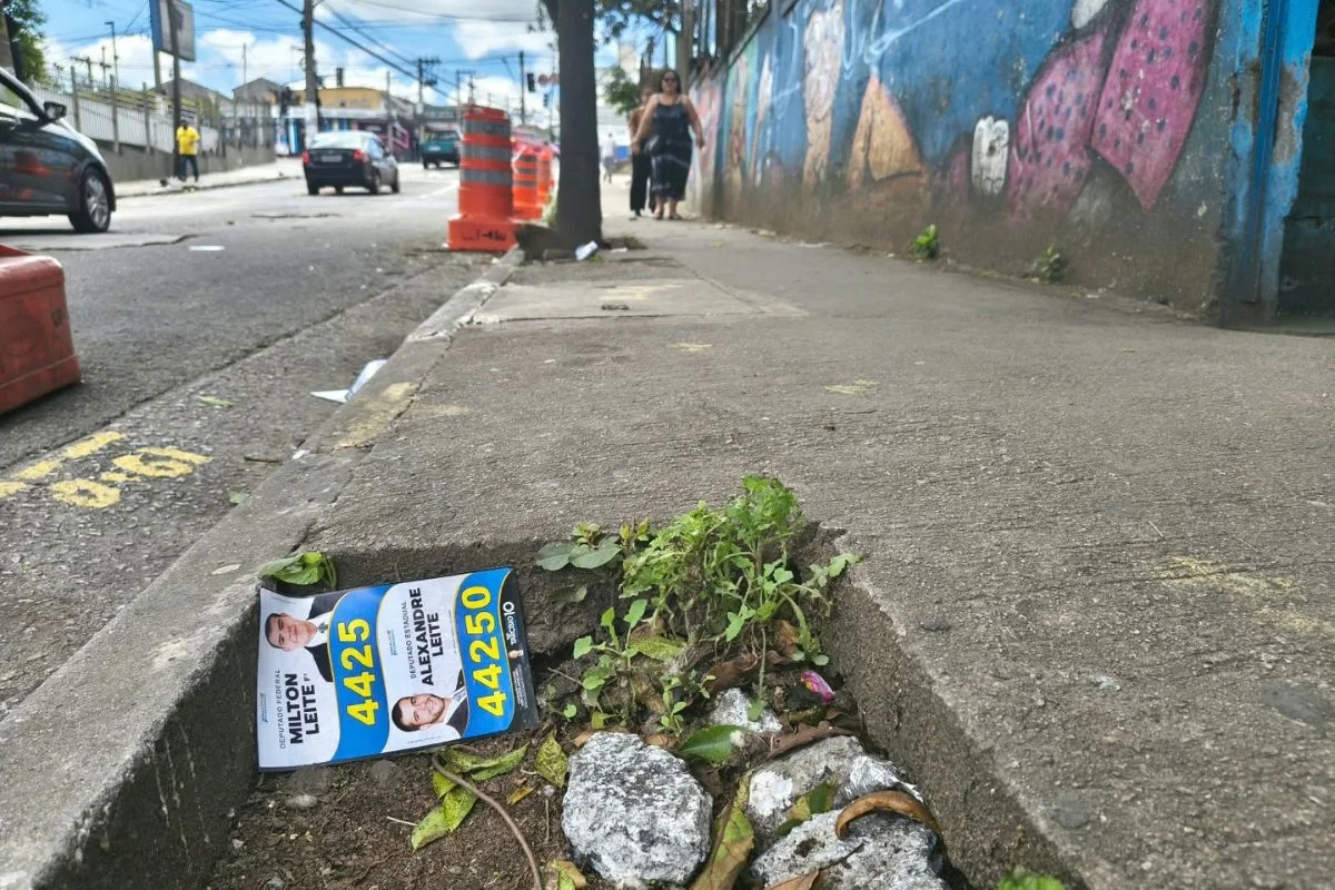 Santinhos espalhados por ruas de São Paulo no domingo (4/10) do 1º turno das eleições de 2026 Santinhos espalhados por ruas de São Paulo no domingo (4/10) do 1º turno das eleições de 2026