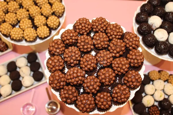 Brasileiros conquistam sucesso vendendo brigadeiro no exterior
