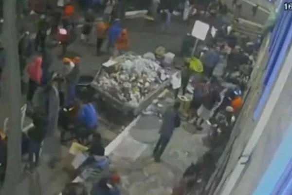 Imagem colorida de frame de câmera de segurança mostra formação do fluxo na Cracolândia - Metrópoles