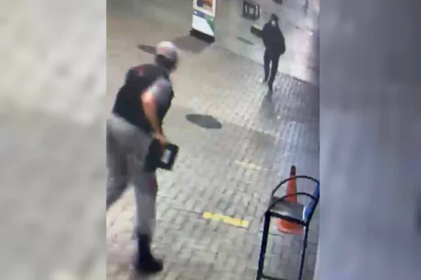 Câmera de segurança flagra homem correndo enquanto segurança tenta impedir - Metrópoles