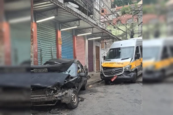 Caveirão colide com van escolar