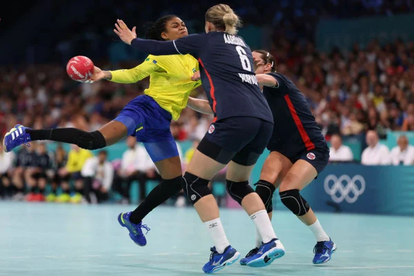Imagem colorida do duelo entre Brasil e Noruega no Handebol
