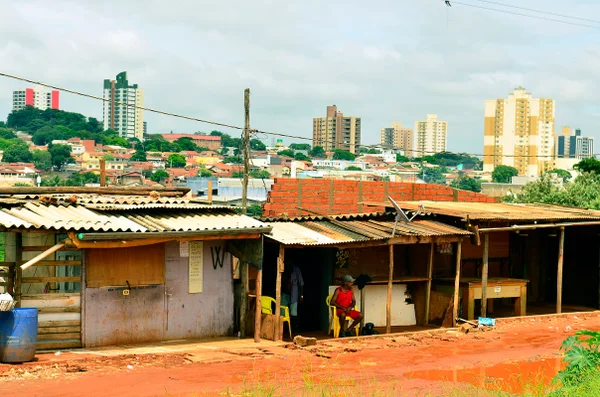 Em 96 mil casas, paredes externas são de tapume, embalagens e andaimes