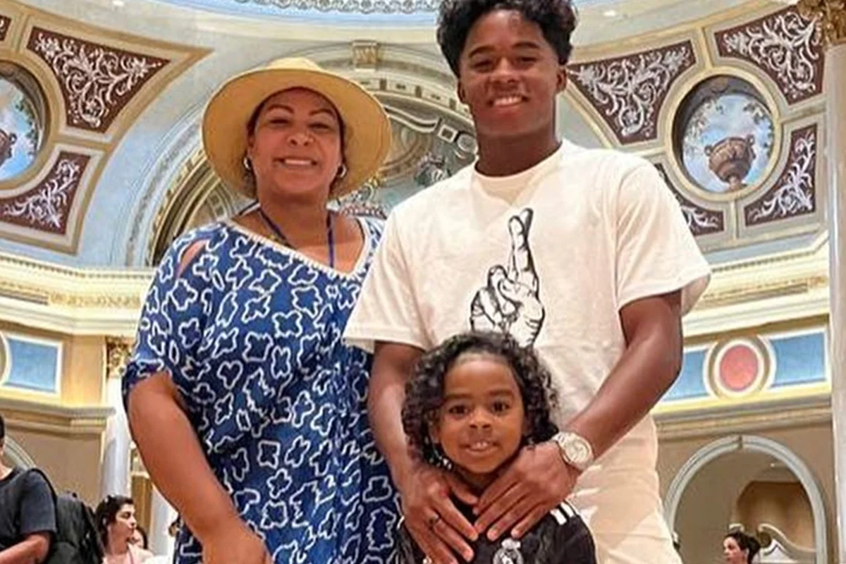 Endrick, o irmão e a mãe, Cíntia Ramos, posam juntos durante passeio Endrick, o irmão e a mãe, Cíntia Ramos, posam juntos durante passeio