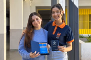 Jovem recebeu título das mãos da jovem senadora do DF de 2024, Emanuele Lana (à direita) Jovem recebeu título das mãos da jovem senadora do DF de 2024, Emanuele Lana (à direita)
