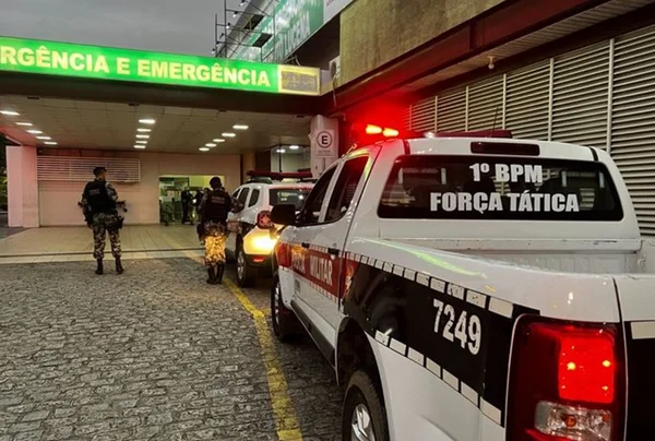 Imagem colorida de viatura da PM de Paraíba em frente a uma emergência de hospital - Metrópoles