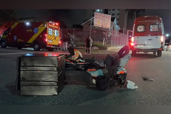 Motorista é agredido por motoboys após bater carro contra motociclista