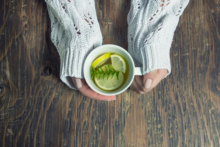 Prepare um chá da preferência da sua mãe. Pode ser chá verde, chá de camomila, chá de erva-cidreira, chá preto, chá mate, entre outros.; Prepare um chá da preferência da sua mãe. Pode ser chá verde, chá de camomila, chá de erva-cidreira, chá preto, chá mate, entre outros.;