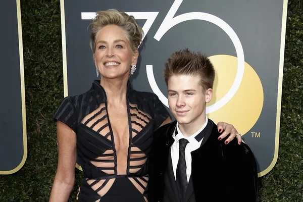 Sharon Stone veste estilista brasileiro no Globo de Ouro 2018