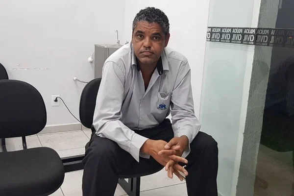 Irritada com interfone quebrado, mulher chama porteiro de macaco