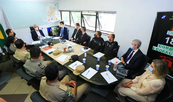 foto-caiado-se-reune-com-cupula-segurança-para-tratar-de-monitoramente-golpistas-e-reforço-policiamento-goias-09012023