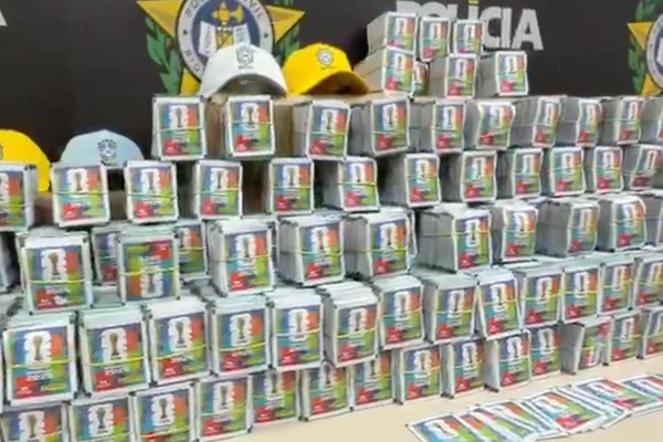 Polícia Civil apreende carga com 200 mil figurinhas piratas da Copa