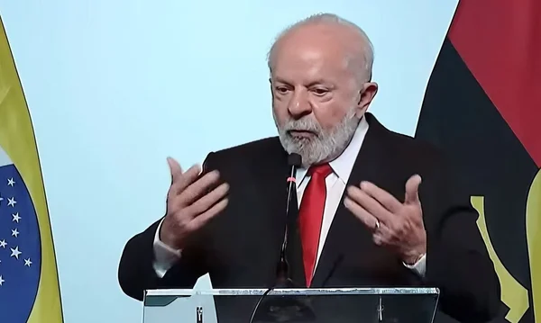 Imagem colorida de reprodução mostra Lula discursando em Angola