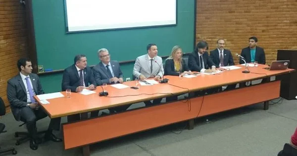 Aplicativos de transporte ganham frente parlamentar e apoio na UnB