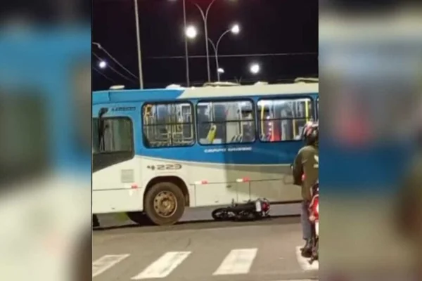 Colisão deixa motocicleta sob ônibus