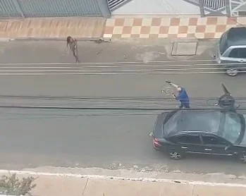 Autor aponta arma para mulher