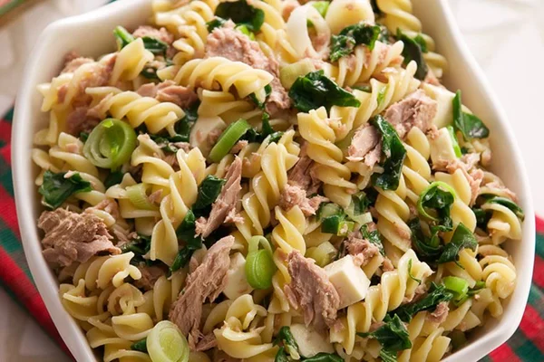 Aprenda receita fácil de salada de macarrão e atum