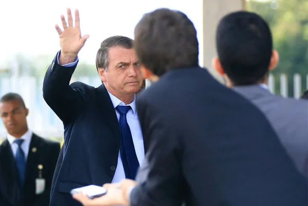 Bolsonaro volta a criticar Lula: “Continua com crimes nas costas”