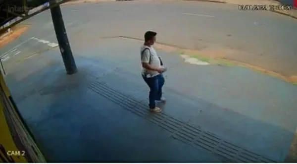 Ladrão filmado após furto em residência - Metrópoles