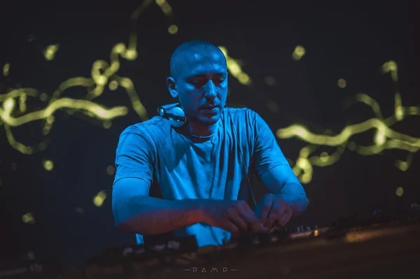 Foto colorida do DJ Astrix - Metrópoles