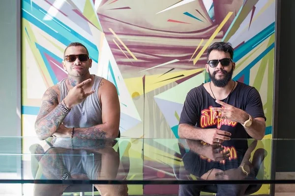 Grafiteiros Toys e Omik exibem seus trabalhos em shopping da cidade