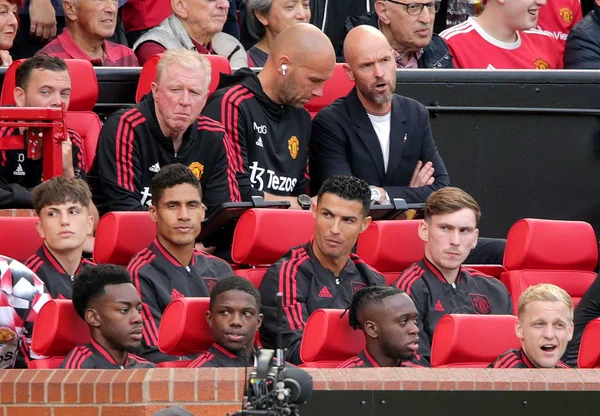 Com Ronaldo no banco, Manchester United estreia com derrota no Inglês