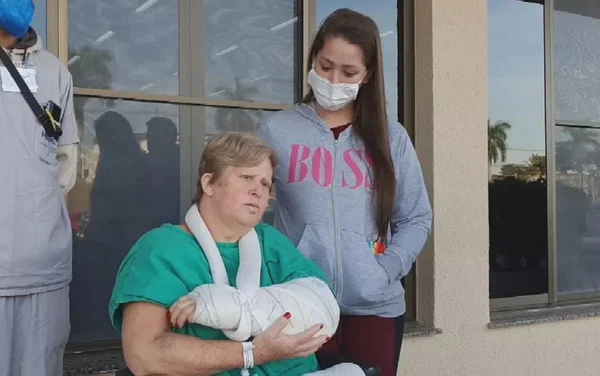 Amputada após briga com vizinho, mulher recebe alta do hospital
