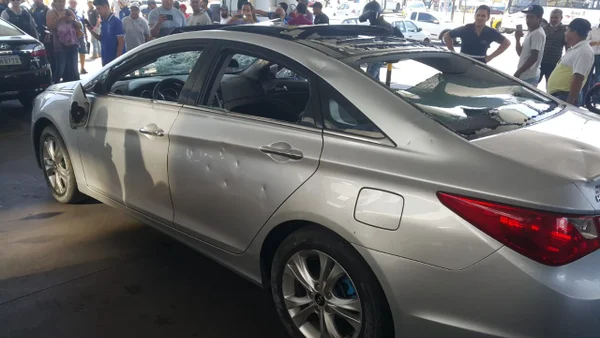 Travesti detona três carros, chuta viatura e cospe em policiais no DF