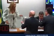 Deputado bate em mesa de deputada e ela reage: "Faria com um homem?"