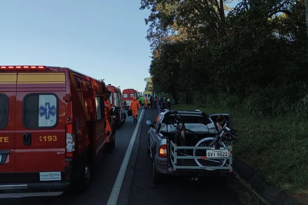 Van atropela grupo de ciclistas
