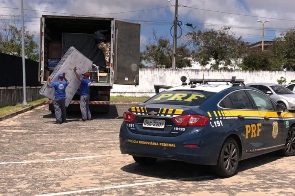 Bandidos fazem motorista refém e roubam mercadorias de caminhão na PB