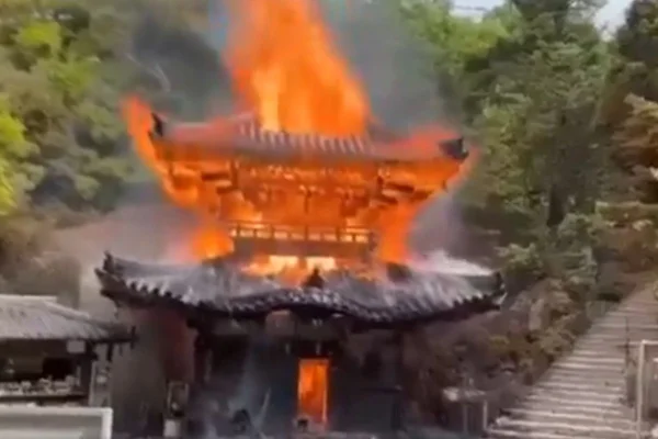 Foto colorida de templo budista no Japão pegando fogo - Metrópoles
